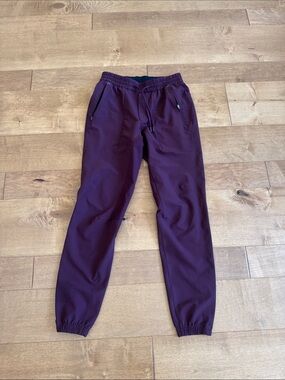 lululemon Joggers burgundy color.